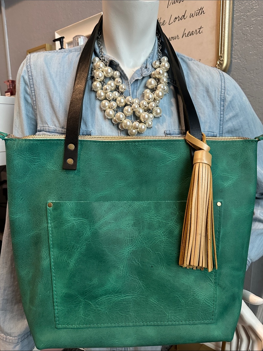 PLG reef medium zipper tote champagne 🍾 jumbo tassel